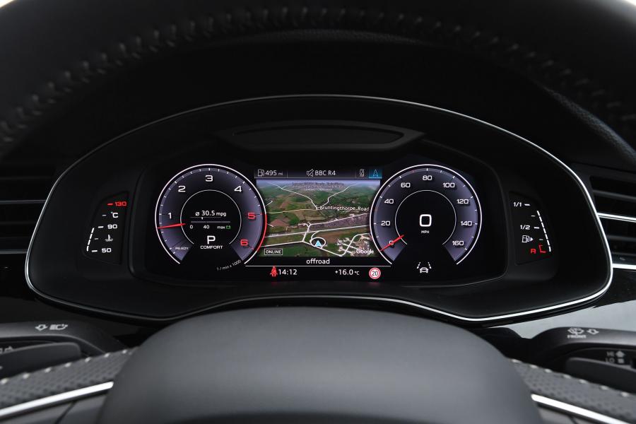 Панель приборов Audi Q8 50 TDI Quattro S-Line 2018 года  (UK) (фото 25 из 27)